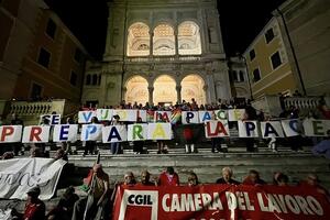 &quot;Non scenderò mai sul piano della violenza verbale&quot;: il presidente della provincia Gianni Lorenzetti replica a Caffaz e a chi ha criticato il suo intervento alla fiaccolata per la pace