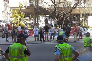 Sit in per tutelare il verde pubblico sotto al comune di Carrara organizzato da Italia Nostra