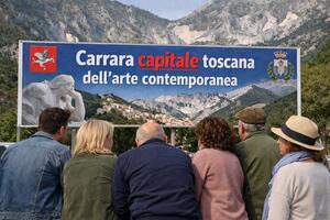 Dopo la bocciatura nazionale, nasce il titolo regionale Carrara “capitale toscana” dell’arte contemporanea: una mossa che sembra più propaganda politica in vista delle amministrative del 2027 secondo il consigliere Mirabella