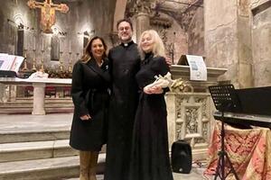 Duomo gremito  per il concerto di canti di natale in Duomo a Carrara organizzati da Fidapa di Massa Carrara 