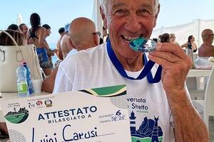 Bracciate da record: Luigi Carusi doma le correnti dello Stretto di Messina in meno di un'ora