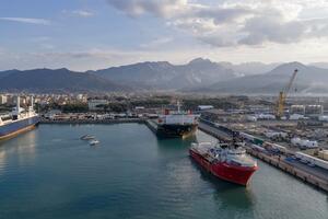 Torna la Ocean Viking nel porto di Marina di Carrara con 23 migranti: dal 2023,  24 attracchi e 2516 migranti accolti