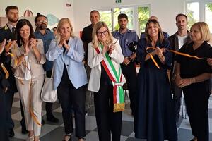 Grande, accogliente, colorata: una nuova mensa per la ‘Rodari'. Taglio del nastro in via Villafranca