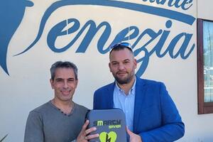 Due nuovi defibrillatori per Marina di Carrara: Ristorante Venezia e Mr Crunch fanno squadra per la città