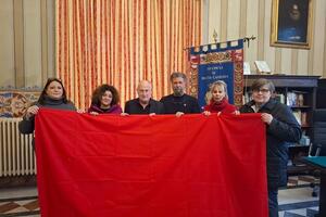 Un “segno” rosso per il 25 novembre sulla facciata del Palazzo Ducale di Massa