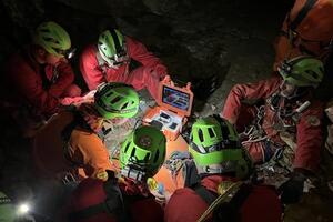 Successo per l&#039;Open day del Soccorso Alpino Speleologico nell&#039;Antro del Corchia: arrivati 56 tecnici da tutta Italia