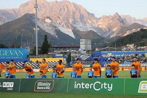 Carrarese e Con- vivere ancora insieme: magliette arancioni nel campionato di serie B