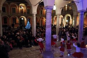 &quot;Uniti accendiamo l’albero”: sesta edizione dell&#039;albero addobbato nel cortile di Palazzo Ducale a cura di associazione Insieme