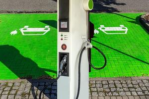 Promesse 41 colonnine di ricarica per auto elettriche: solo otto attive secondo il consigliere Mirabella