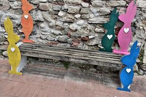 Tornano le sculture dei coniglietti a Grazzano: la gioia dei residenti