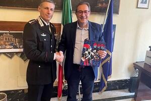 Il Prefetto di Massa Carrara ha ricevuto in omaggio il calendario storico dell’Arma dei Carabinieri