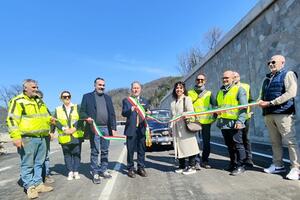 Taglio del nastro all&#039;innesto che immette sul ponte di Albiano