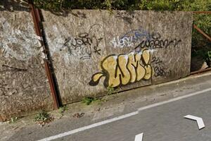 Recinzione abbandonata cade a pezzi sulla strada della Foce:i residenti fanno segnalazioni al comune di Carrara ma parte il rimpallo delle responsabilità tra gli uffici