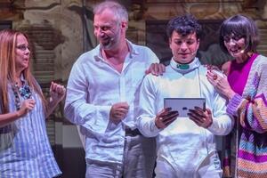 Stagione teatrale a Massa: al Guglielmi arrivano La vedova scaltra di Goldoni con Caterina Murino e Ubi Maior di Bertini con Leo Gassmann e Matteo Taranto