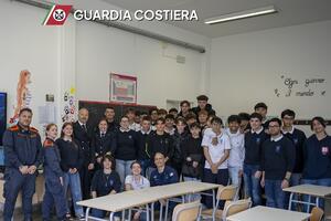 La Guardia Costiera di Marina di Carrara celebra la Giornata del Mare 2026: dalle basi educative dell'Istituto Don Milani alle eccellenze del Nautico Fiorillo