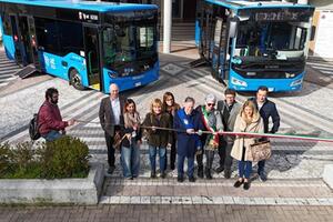 Nuovi autobus a Massa-Carrara: presentati ad Aulla dal presidente Valettini e dal direttore at nord Barsaglini