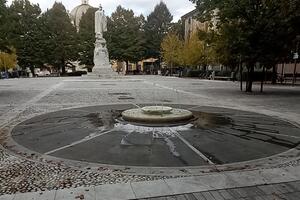 Cedono le piastrelle delle aiuole della 'nuova' piazza Garibaldi: la segnalazione  di Italia Nostra Massa Montignoso