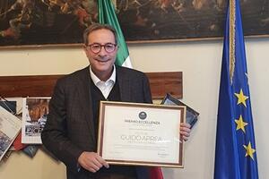 Premio Eccellenza  dell'associazione La Rivinciata al prefetto Guido Aprea che conclude il mandato  a Massa Carrara
