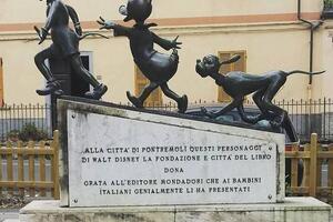 Il monumento ai cartoon Disney  nella piazza di Pontremoli
