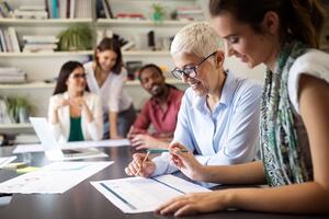 Inglese, spagnolo, informatica e storia dell&#039;arte, ma anche afa, yoga, coro e ballo  Ripartono i corsi dell&#039;Università del tempo libero