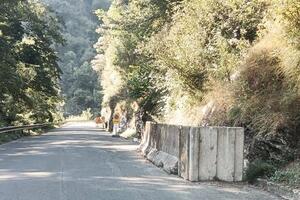 Il Murales di Mr Savethewall? mettiamolo a Forno per contenere le frane. La proposta provocatoria del comitato Una montagna da salvare