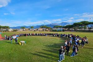 Giornata dello sport alla scuola media Buonarroti di Marina di Carrara: 250 studenti alle prese con l&#039;ateltica leggera