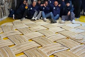 Arte marinaresca: dieci studenti del Nautico Fiorillo di Marina di Carrara nella squadra che realizza il paglietto da record