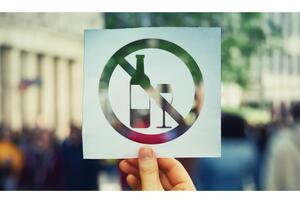 Zone a vigilanza rafforzata, chiusura anticipata dei locali e stop alla vendita di bevande in contenitori di vetro: nuove ordinanze a Carrara