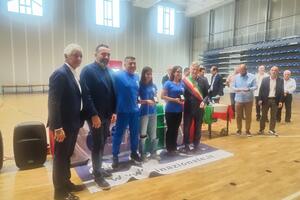 Le sorelle Sergi premiate dal ministro dello sport Andrea Abodi a Massa