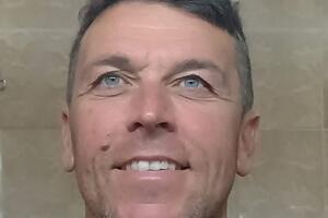 Un uomo di famiglia, appassionato di funghi e tifoso della Fiorentina: è Giacomo Bongiorni l'uomo aggredito e ucciso in pieno a centro a Massa davanti agli occhi del suo bambino