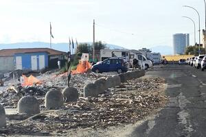 Spiaggia del Foro Boario a Marina di Massa in degrado per tutta la stagione: la segnalazione del comitato Tra la gente