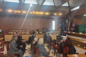 Il professor Bacelli paragona la Resistenza alla situazione attuale dell'Italia con il governo Meloni e il vicesindaco Cella lascia il consiglio comunale solenne per la Liberazione: i consiglieri di sinistra si indignano per il gesto del vicesindaco