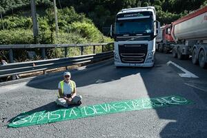 Le associazioni ambientaliste si schierano a fianco degli esponenti di Ultima generazione a processo per le proteste contro lo sfruttamento delle cave