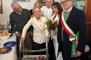 Cento anni per nonna Giuseppina: la festa coi parenti e il sindaco di Massa Persiani