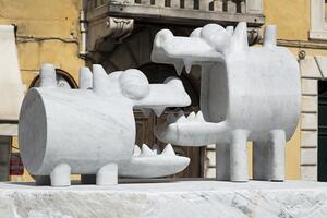 White Carrara 2025 – Opere: Cane mangia cane di Massimo Giacon