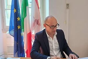 Intervenire subito per rimuovere il mezzo abbandonato in località Grottini nel Candia. Basta rimpalli tra Massa e Carrara": la  richiesta di Guidi e Tenerani di FdI