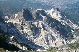 Alpi Apuane: a Forte dei Marmi un confronto sul futuro, tra tutela della biodiversità, lavoro e nuove economie, per superare il modello estrattivista