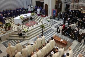 L'ultimo saluto della diocesi apuana al vescovo emerito Eugenio Binini