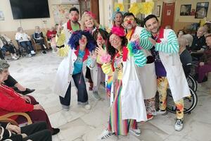 I Clown VIP, Viviamo in Positivo, divertono gli anziani della Rsa Regina Elena e le loro famiglie nella Festa di Primavera