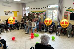 Note di montagna alla RSA “Sanatrix” di Aulla: gli Alpini regalano un pomeriggio di emozioni agli ospiti