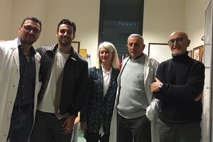 Lorenzo Musetti in visita all'ospedale delle Apuane