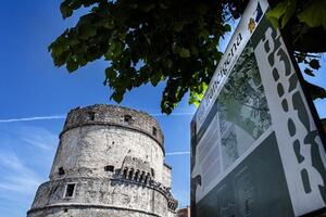 Città allo sbando, un ubriaco coi pantaloni abbassati ad Avenza: il grido di Avenza Si R-Esiste