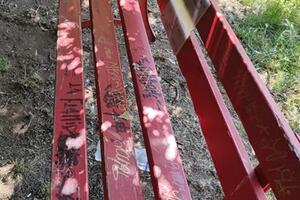 Divelta  la panchina rossa del Parco dei Mirti: Fratelli d&#039;Italia Massa chiede un intervento urgente
