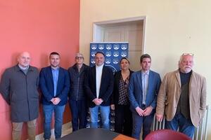 "Le classi non sono e non saranno mai sezioni di partito": Fratelli d'Italia Massa si schiera con l'onorevole Amorese