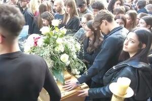 Quando i girasoli diventano preghiere: Massa ha dato l'ultimo saluto a Edoardo Mosti, morto a 19 anni nell'incendio della sua auto