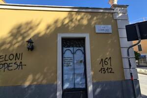 Massa: scritte minacciose contro il governo in Via Ghirlanda a pochi metri dal Palazzo comunale: i cittadini si rivolgono allo sportello di Fratelli d'Italia. "E il Comune dov'è?"