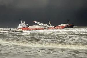 Nave trascinata dalla tempesta si schianta contro il pontile di Marina di Massa