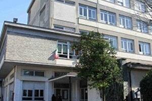 Caos scuole dopo il terremoto: alunni tenuti nei giardini o rimandati a casa. Il presidente della Provincia Valettini ha disposto controlli su tutte le scuole superiori ma la decisione di sospendere le lezioni è dei sindaci o dei presidi