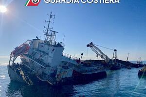 Partono il 15 dicembre le operazioni di rimozione della nave Guang Rong, incagliata quasi un anno fa sul molo di Marina di Massa