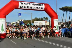 Torna la White Marble Marathon: la  corsa che incontra il marmo, il mare e il carattere forte e autentico di una città.